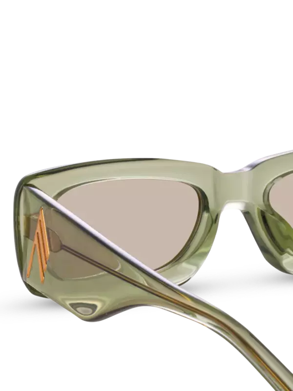 نظارة شمسية بلون أخضر