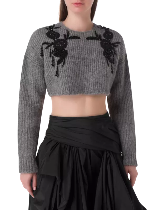 بلوزة محبوكة قصيرة بأكمام طويلة