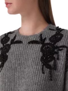 بلوزة محبوكة قصيرة بأكمام طويلة