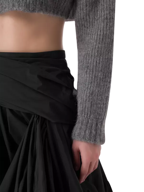 بلوزة محبوكة قصيرة بأكمام طويلة