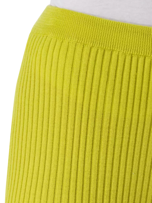 بنطال محبوك من صوف ميرينو بقصة ضيقة من الأعلى وواسعة من الأسفل