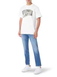 تيشرت مزين بشعار مقوس بنقشة كاموفلاج