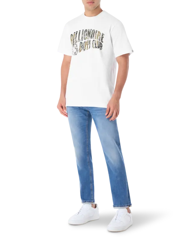 تيشرت مزين بشعار مقوس بنقشة كاموفلاج