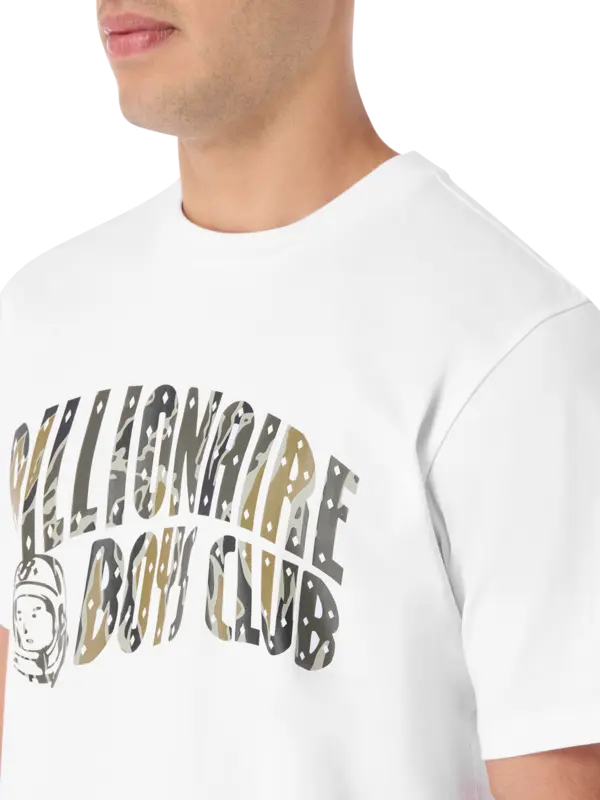 تيشرت مزين بشعار مقوس بنقشة كاموفلاج