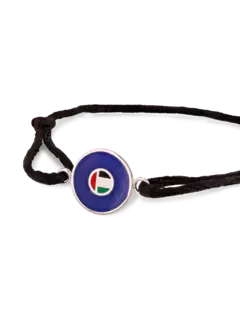 سوار من القماش مزين بحلية على شكل عملة معدنية