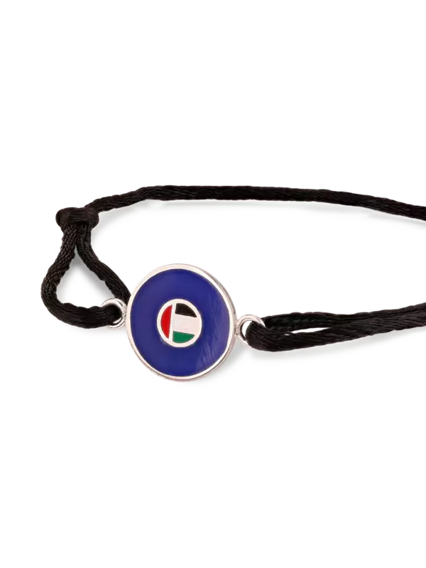 سوار من القماش مزين بحلية على شكل عملة معدنية