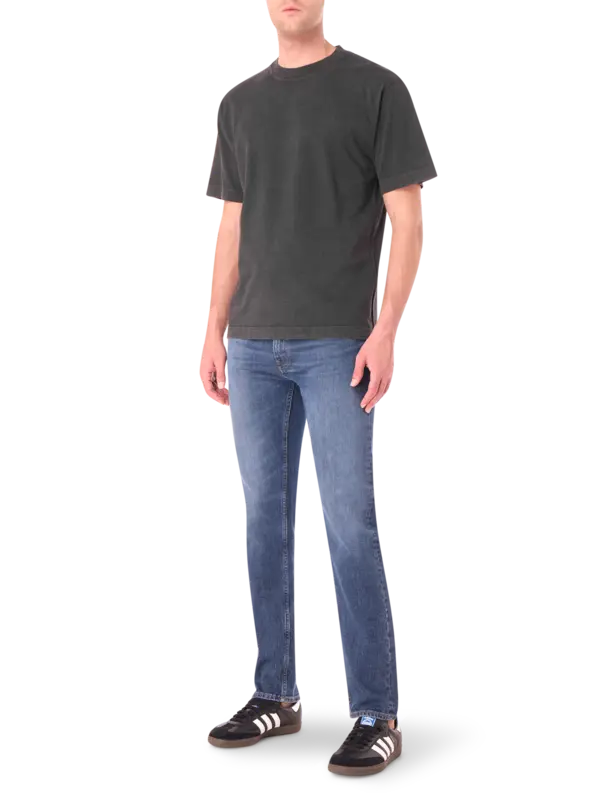 تيشرت مزين بشعار بنمط رقعة