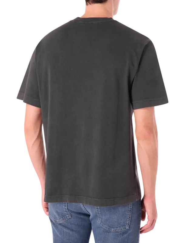 تيشرت مزين بشعار بنمط رقعة