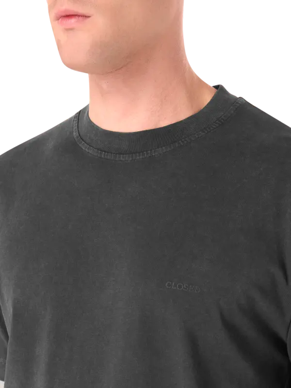 تيشرت مزين بشعار بنمط رقعة