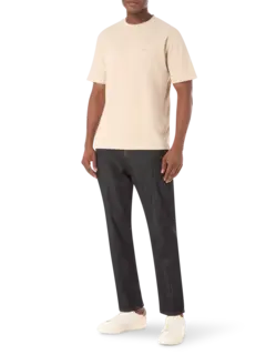 تيشرت مزين بشعار بنمط رقعة