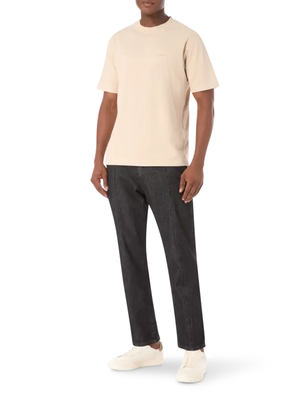 تيشرت مزين بشعار بنمط رقعة