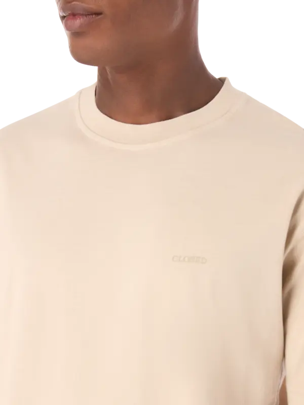 تيشرت مزين بشعار بنمط رقعة