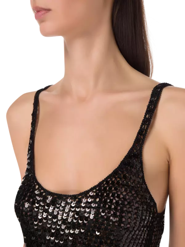 بلوزة كروشيه بدون أكمام مزينة بالترتر