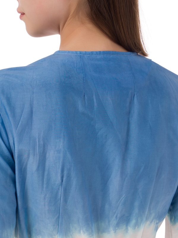 فستان متوسط الطول بأكمام طويلة مصبوغ بطريقة الربط