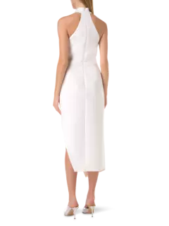 فستان متوسط الطول بفتحة جانبية وبحمالة سلسلة حول العنق مزينة بزهور