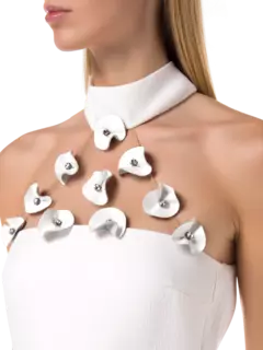 فستان متوسط الطول بفتحة جانبية وبحمالة سلسلة حول العنق مزينة بزهور