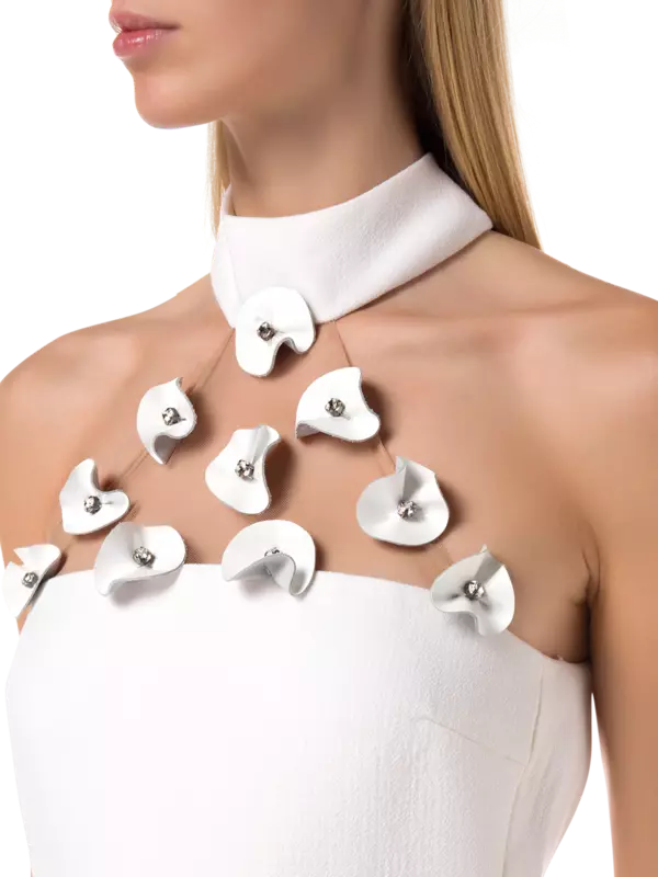 فستان متوسط الطول بفتحة جانبية وبحمالة سلسلة حول العنق مزينة بزهور