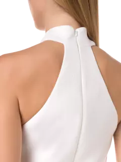 فستان متوسط الطول بفتحة جانبية وبحمالة سلسلة حول العنق مزينة بزهور