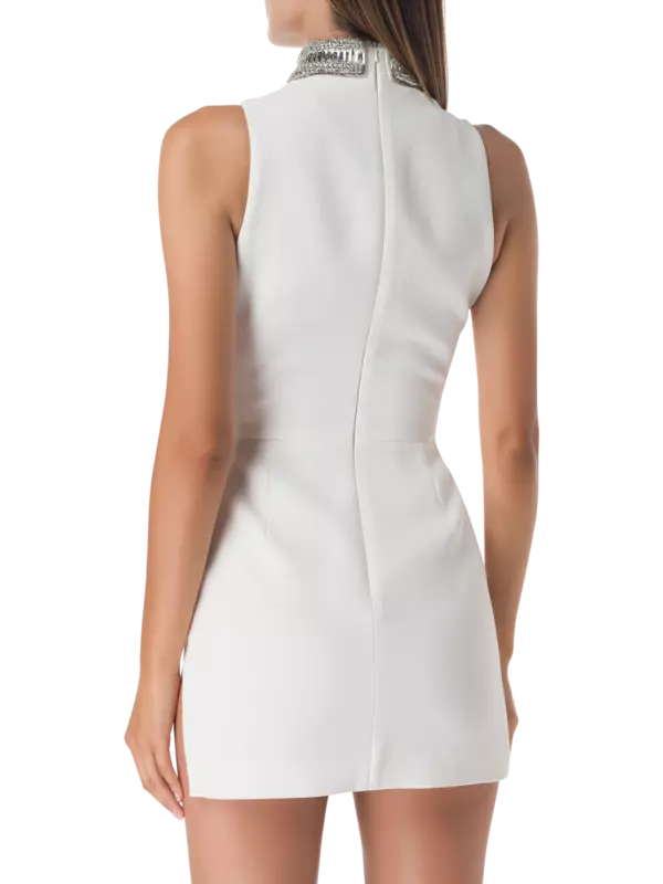 فستان متوسط الطول مكشوف الكتفين بتفاصيل مكشكشة