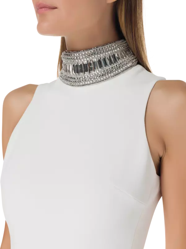 فستان متوسط الطول مكشوف الكتفين بتفاصيل مكشكشة