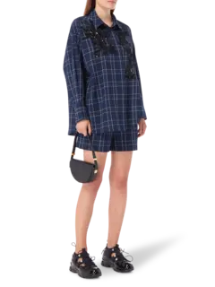 قميص مطرز بحافة واسعة