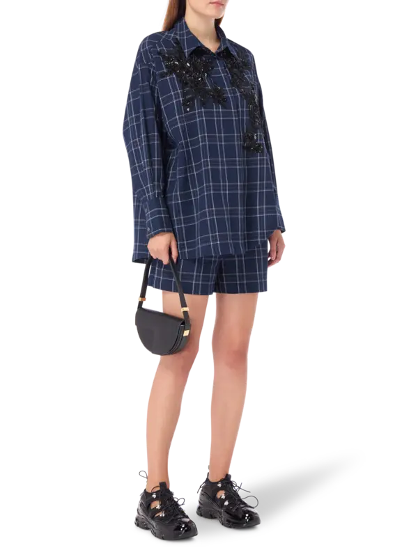 قميص مطرز بحافة واسعة