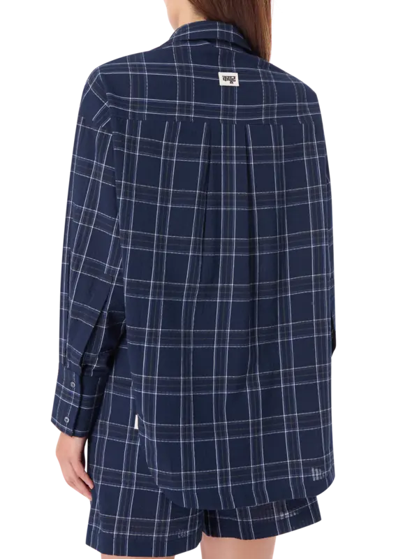 قميص مطرز بحافة واسعة