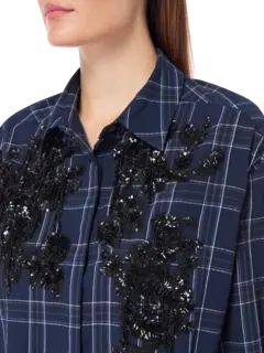 قميص مطرز بحافة واسعة