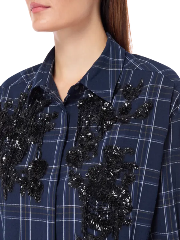 قميص مطرز بحافة واسعة