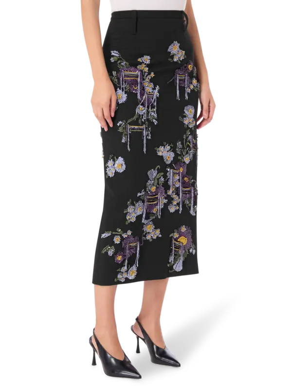 تنورة طويلة مطرزة