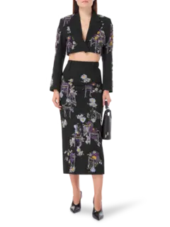 تنورة طويلة مطرزة