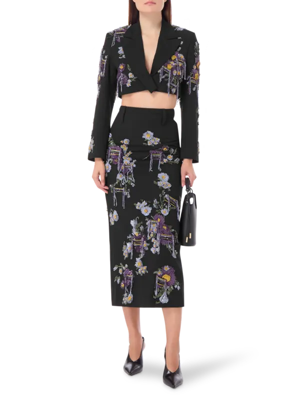 تنورة طويلة مطرزة