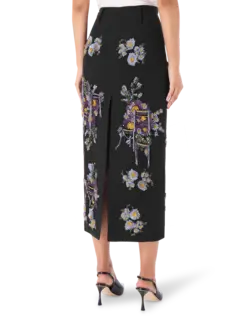 تنورة طويلة مطرزة