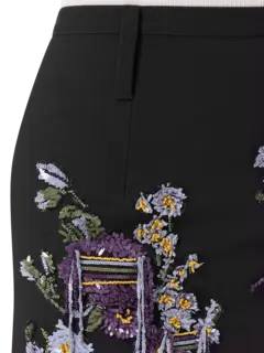 تنورة طويلة مطرزة