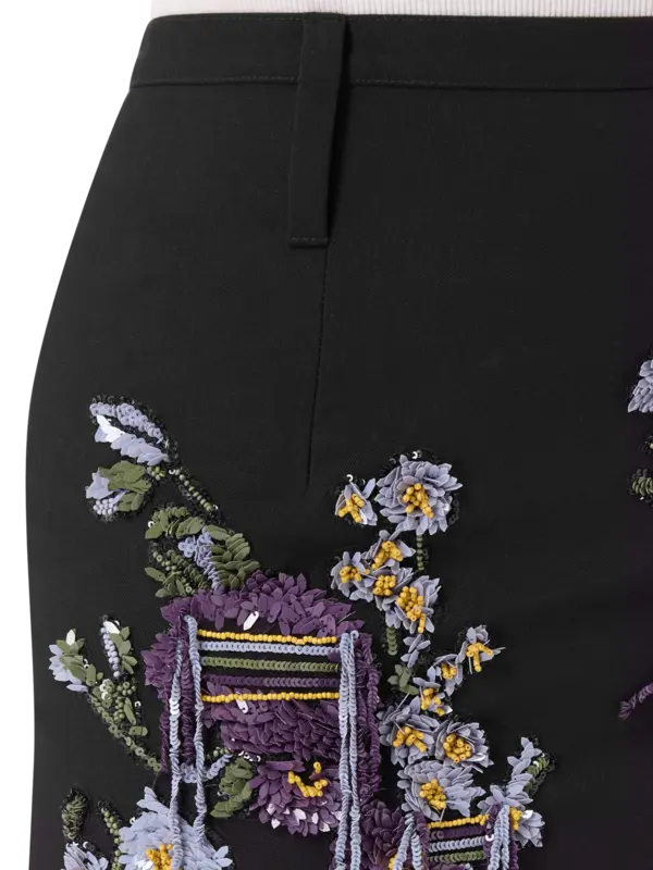 تنورة طويلة مطرزة