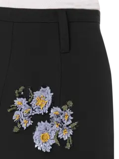 تنورة طويلة مطرزة