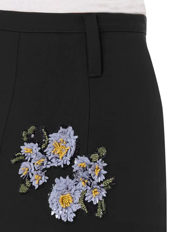 تنورة طويلة مطرزة