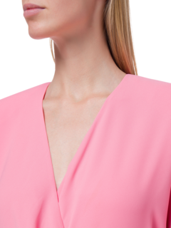 فستان دونا متوسط الطول بأكمام طويلة وحواف مزدوجة من قماش جورجيت