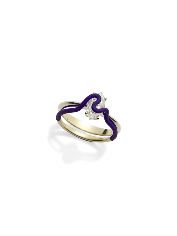 خاتم سوليتير مرصع بالألماس بقصة ماركيز | من الذهب الأصفر عيار 18 قيراط