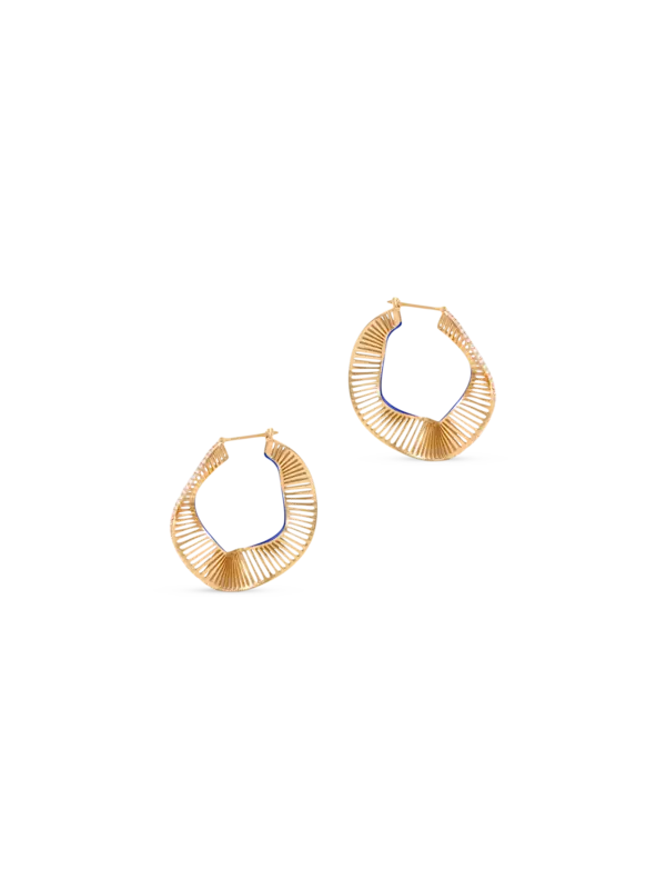 أقراط حلقية مطلية بالمينا بتصميم أمواج مرصعة بالألماس | ذهب أصفر عيار 18 قيراط