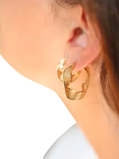 أقراط حلقية مطلية بالمينا بتصميم أمواج مرصعة بالألماس | ذهب أصفر عيار 18 قيراط