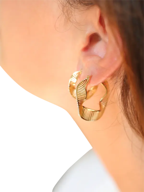 أقراط حلقية مطلية بالمينا بتصميم أمواج مرصعة بالألماس | ذهب أصفر عيار 18 قيراط