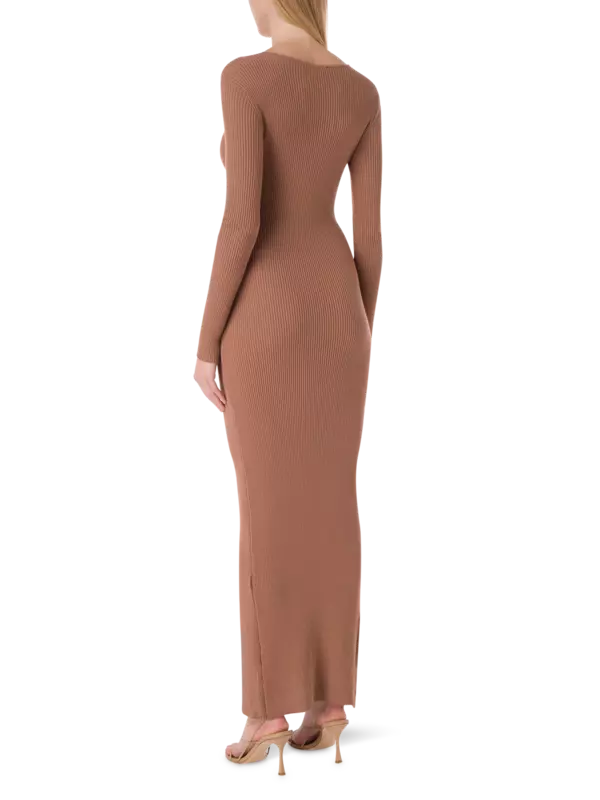 فستان متوسط الطول بأكمام طويلة ورقبة V