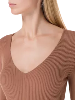 فستان متوسط الطول بأكمام طويلة ورقبة V