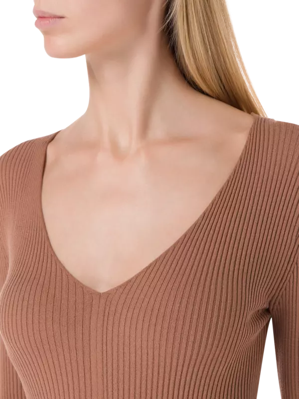 فستان متوسط الطول بأكمام طويلة ورقبة V