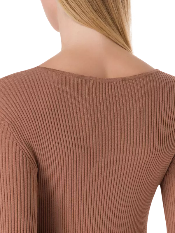 فستان متوسط الطول بأكمام طويلة ورقبة V