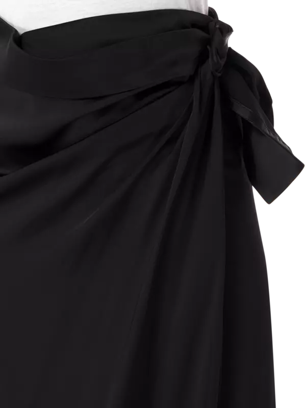 تنورة متوسطة الطول بخصر منخفض