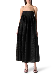 فستان بيث طويل بكسرات وحمالات وحزام باجيت من الكتان