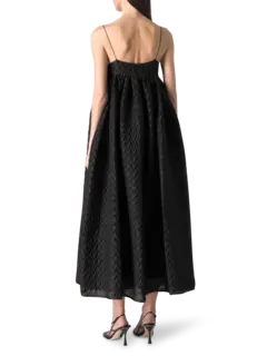 فستان بيث طويل بكسرات وحمالات وحزام باجيت من الكتان