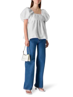 بلوزة ألما ستريا بأكمام منفوخة مزينة بنقوش بارزة